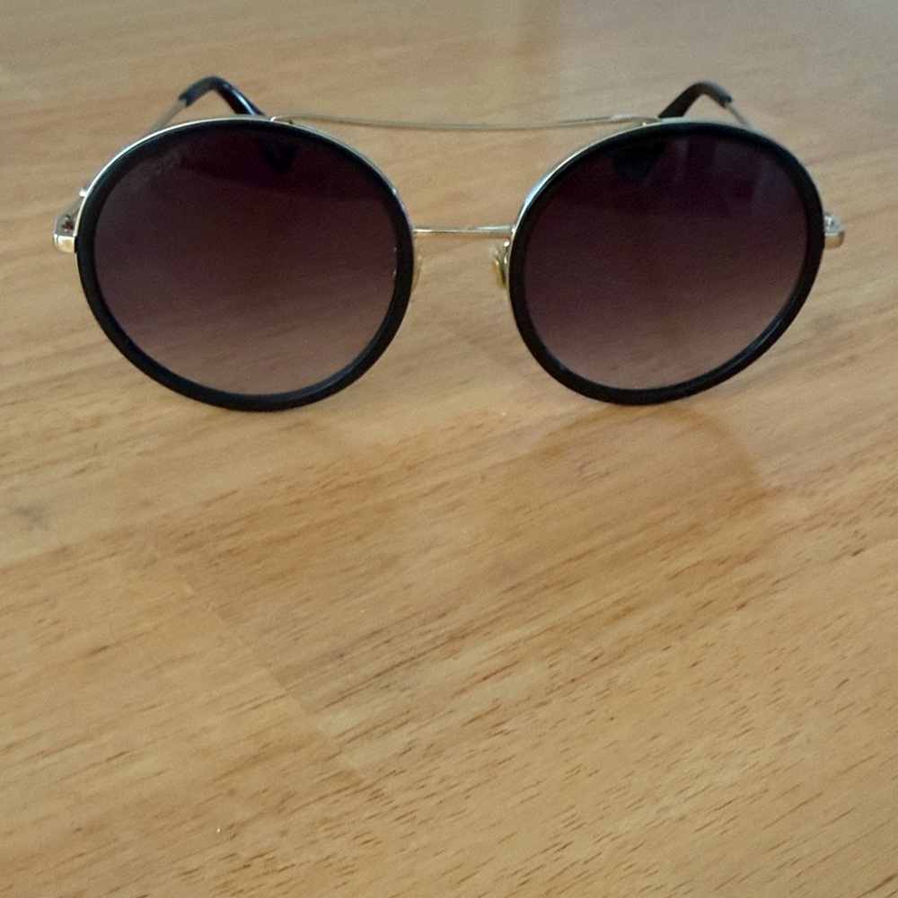 Gucci GG0061S (Bee Detail) Sunglasses- great condition